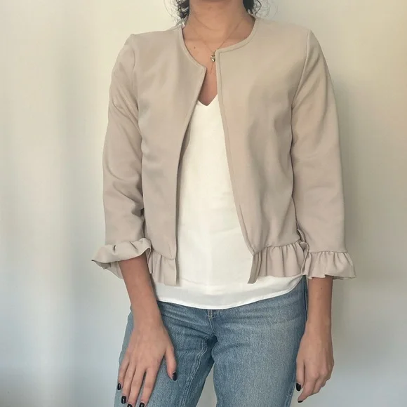 Beige Ruffle Blazer Jacket / Size 2 US - Picture 3 of 6
